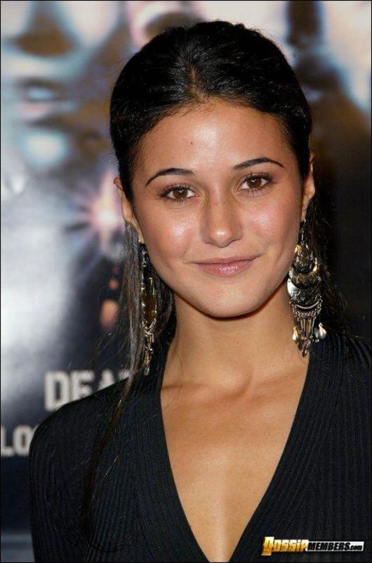 Sexy Celeb Emmanuelle Chriqui 05