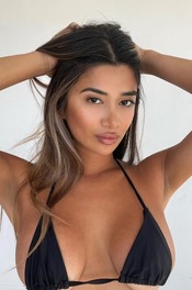 Fantastic Curves / Nicole Trinidad 00