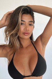 Fantastic Curves / Nicole Trinidad 01
