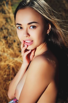 beautiful Asian babe Li Moon