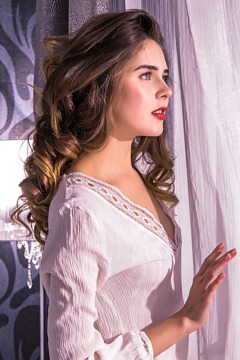 Brunette beauty Luna Pica is feeling incredibly horny